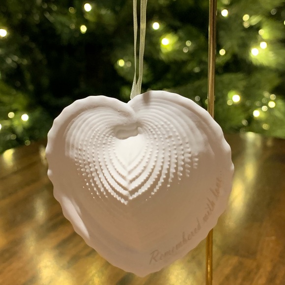 🎄 Hallmark Keepsake 2018 - Remembered With Love BNIB Porcelain - Picture 2 of 5